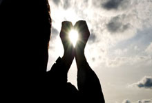 乒乓球赛中选手殊死搏杀，球场炽热